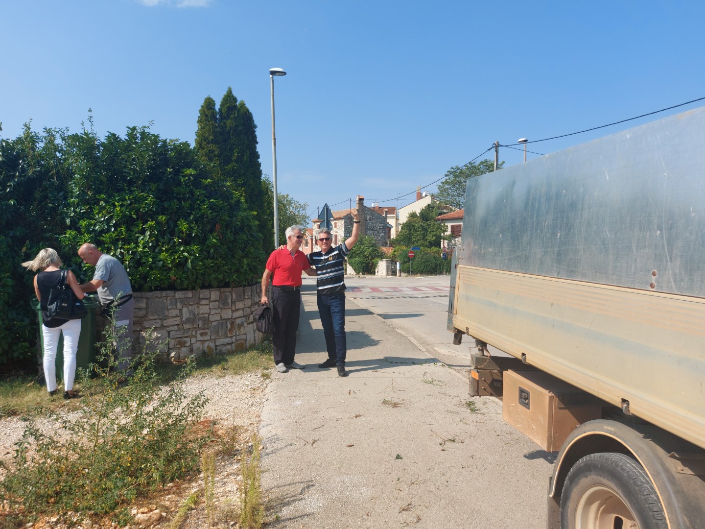 Igre ograda u Umagu. Radnici Komunele postavili pa zatim uklanjali ogradu 